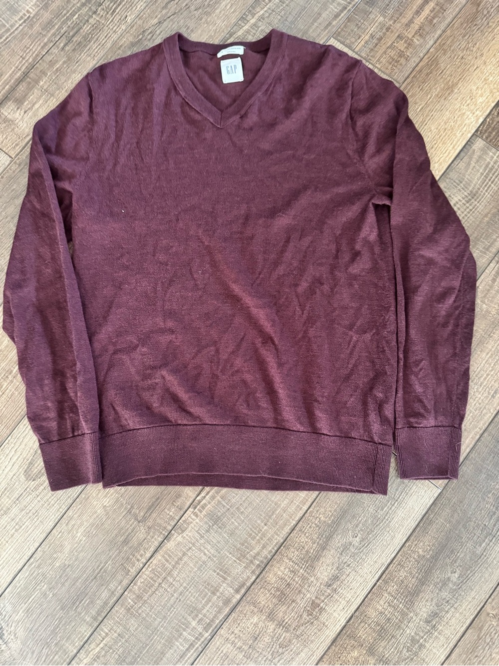 GAP Men's 100% Merino Wool V-Neck Sweater in Burgundy